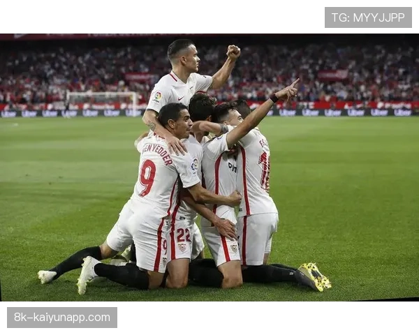 特写：塞尔塔主场为已故传奇举办纪念仪式，万名球迷点亮手机灯