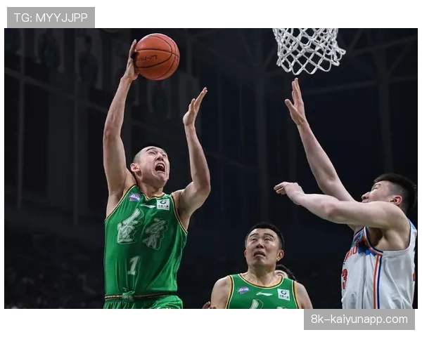 特写：韩德君封盖后振臂怒吼，辽宁替补席集体沸腾